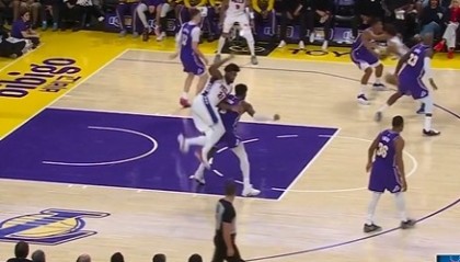 kaiyun-这球犯规吗？艾顿卡位对恩比德犯规 前者一脸无辜表示不解