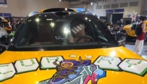 开云体育-新晋打卡点！库里参观中国行现场问界汽车 球迷随后排起长队