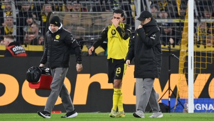 kaiyun-遭遇重伤！埃姆雷·詹赛后长时间呆坐车内，队友纷纷拥抱安慰