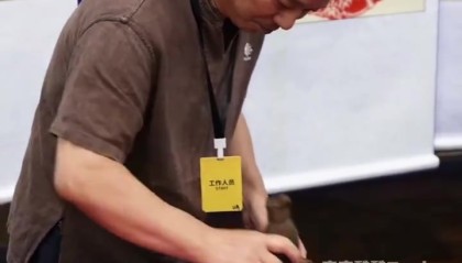 kaiyun-感受中国传统文化！库里中国行体验重庆非遗拓印&amp;剪纸