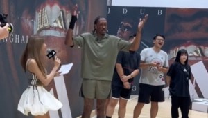 周玲安：杰伦威右手腕伤势仍在恢复 总决赛时他就跟我说想来中国