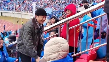 开云下载-主持人汪涵在永州看足球赛！眼袋肿胀，胡子花白，岁月感挡不住