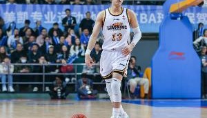 开云下载-去年的今天：辽宁将郭艾伦的顶薪独家签约权正式转让给广州