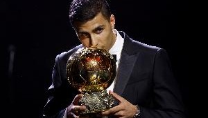 开云下载-英媒：曼城将向28岁罗德里提供长期新合同，以防皇马挖角